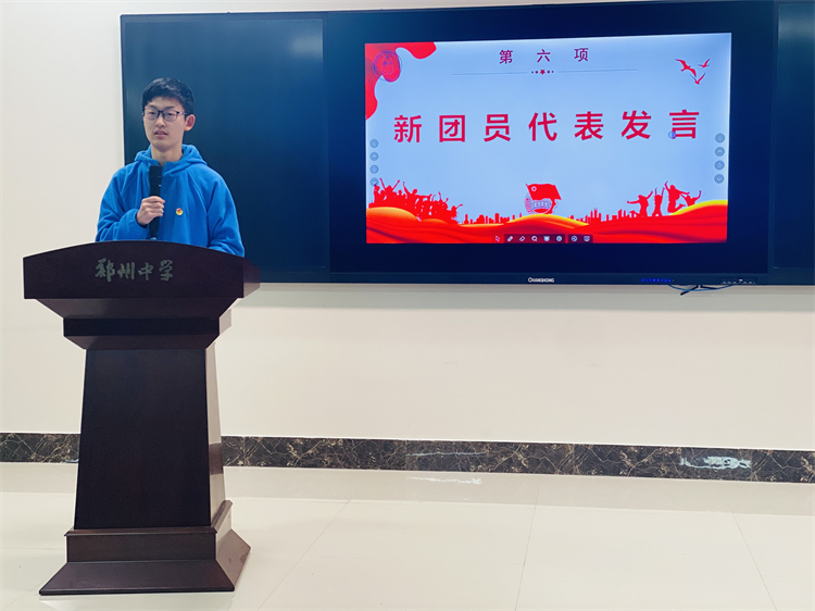 高二中科2班王艺博同学代表新团员发言.jpg