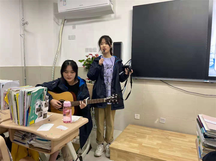 解说员2.jpg