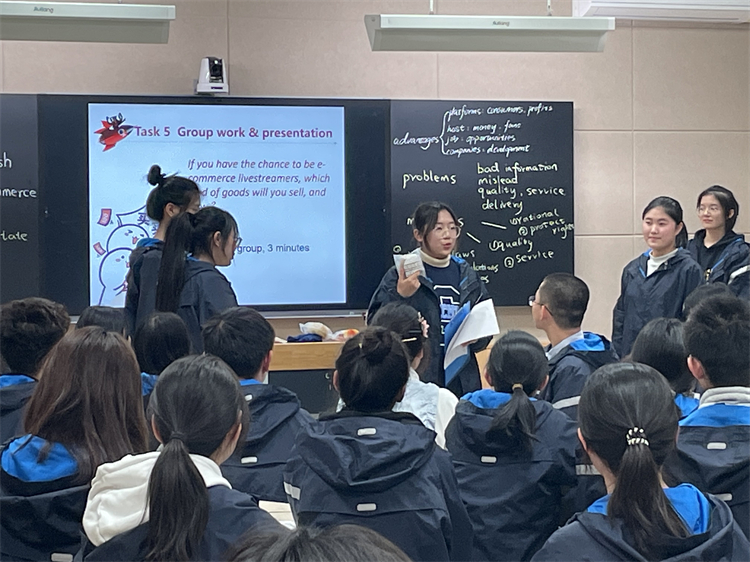 图2：学生课堂模拟直播带货.jpg