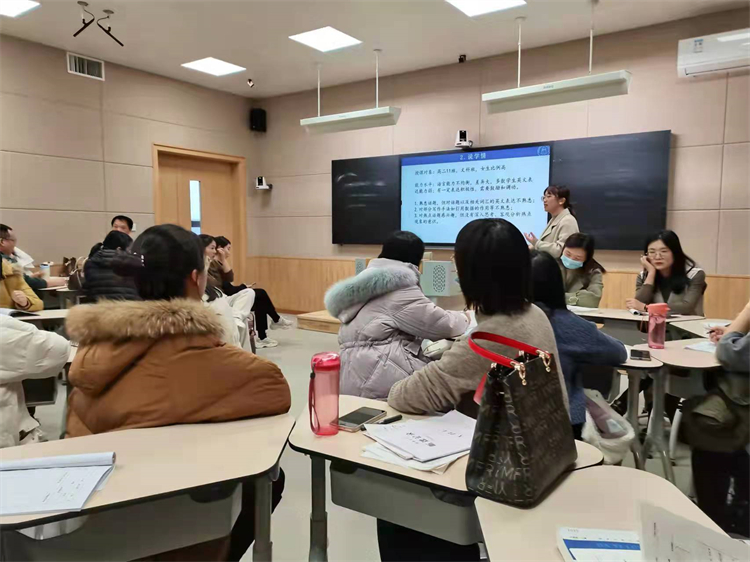图5：各科老师认真聆听.jpg