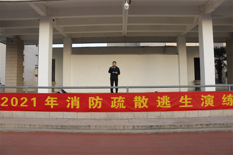 郑州中学副校长邓海伟对演练做点评.JPG