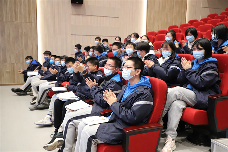 图片6：报告现场热情高涨.JPG