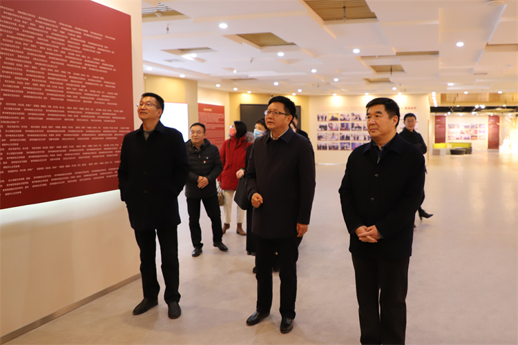 参观郑州中学校史馆.JPG