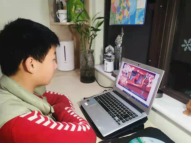 学生认真学习新春文明礼仪1.jpg
