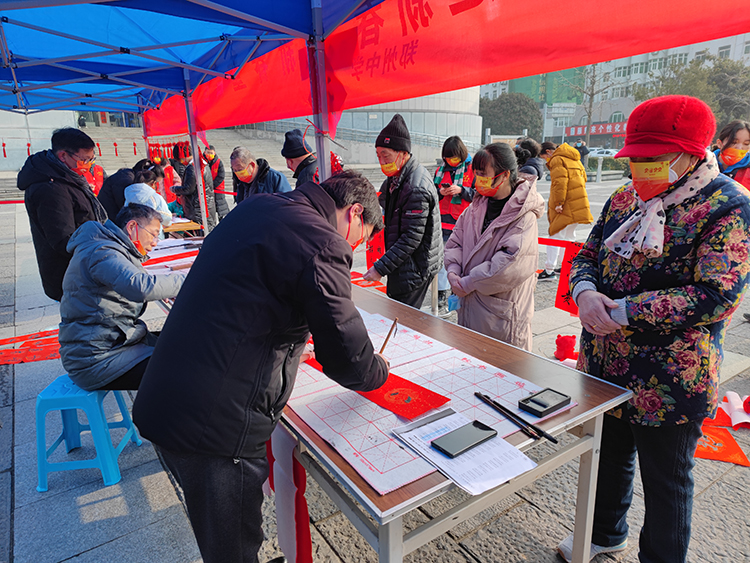 书法老师写春联、送祝福.jpg