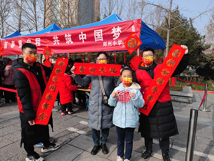 参与活动的市民开心合影.jpg