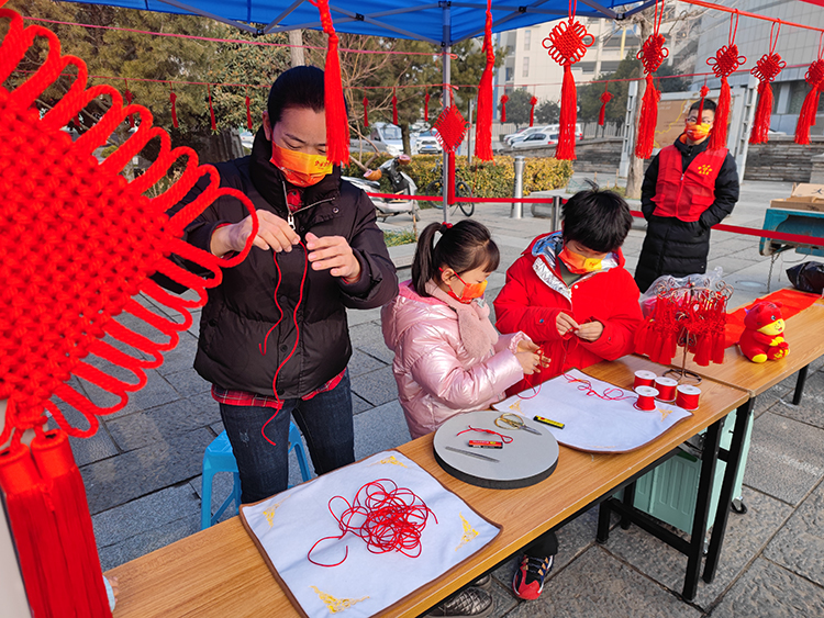 社工大姐热心教授编织中国结.jpg
