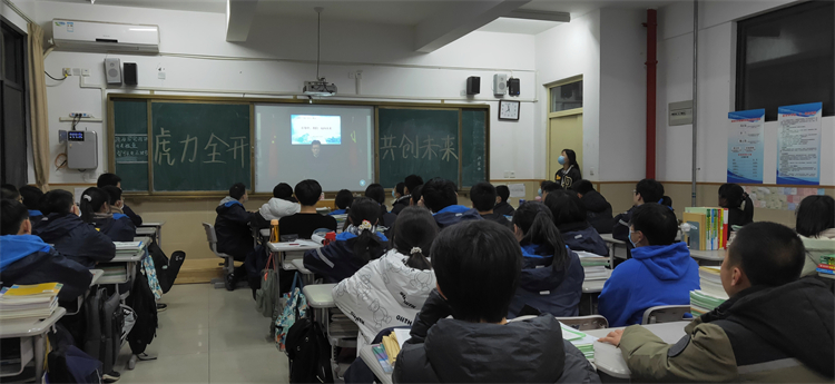 聆听校长讲话.jpg