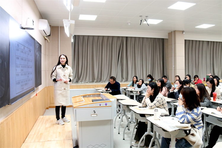 老师们认真聆听.jpg