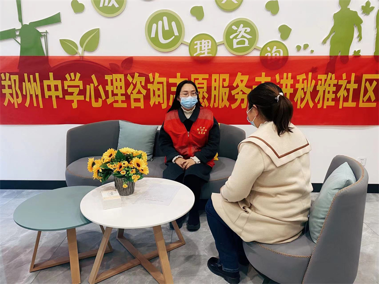 图片3：志愿者亲切地答疑解惑.jpg