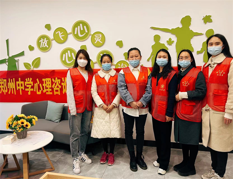 图片5：社区工作人员和志愿者合影.jpg