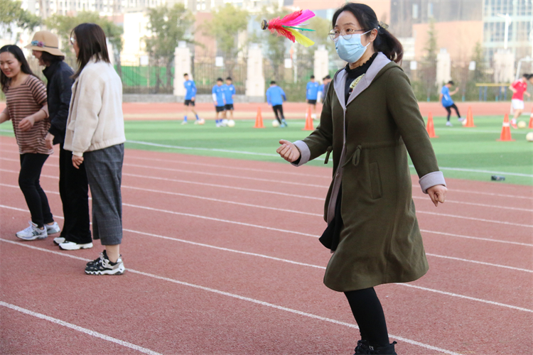 图2耿明磊老师踢毽子.jpg