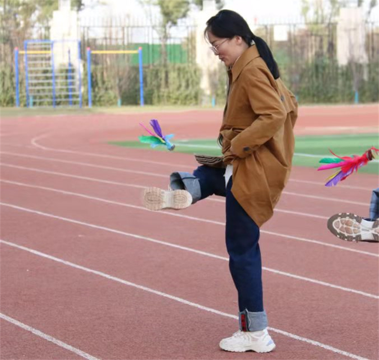 图3王雅楠老师踢毽.jpg