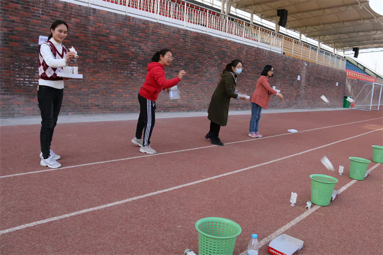 图4老师们准备扔毽子.jpg