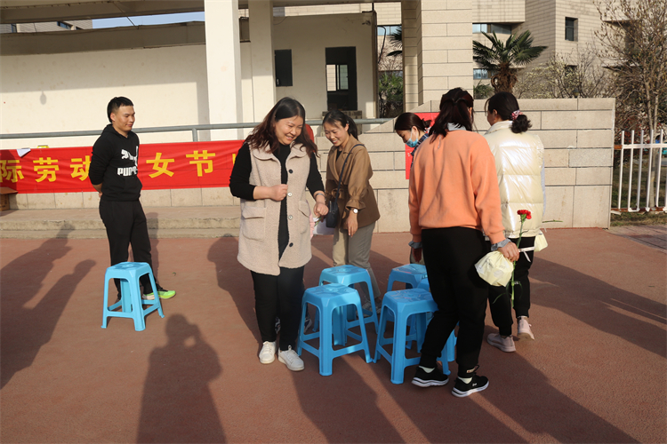 抢椅子游戏中.JPG