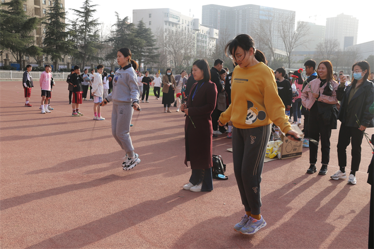 跳绳比赛中.JPG