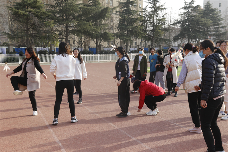 老师们踢毽子中.JPG