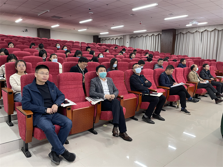 与会者认真聆听.jpg
