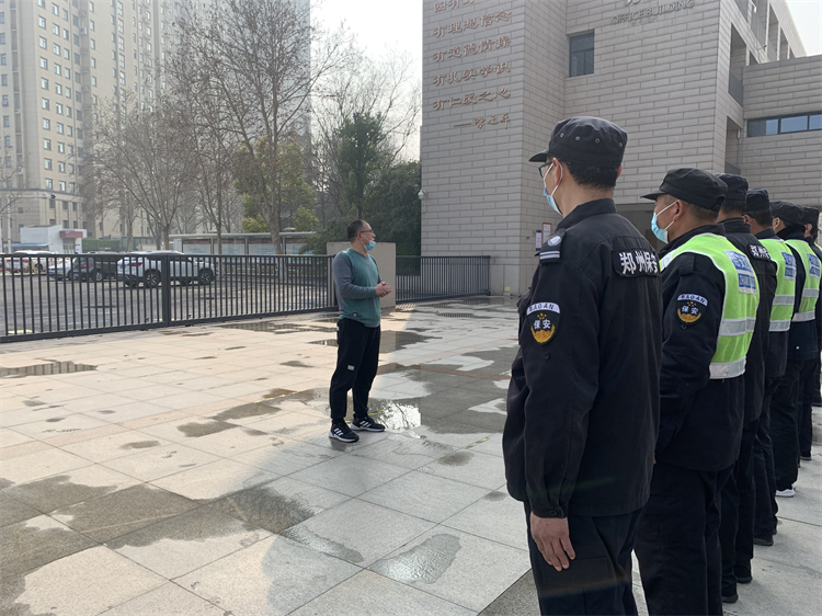 郑州中学初中部安保处主任秦立新讲解演练注意事项.jpg