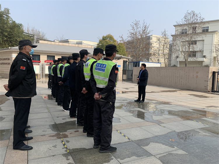 郑州中学副校长邓海伟对演练进行点评.jpg