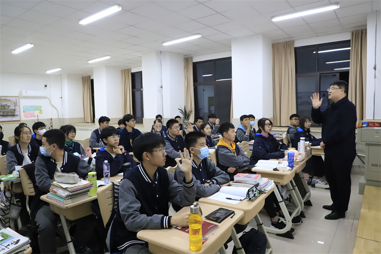 图片2：别开生面的思想政治课堂.JPG