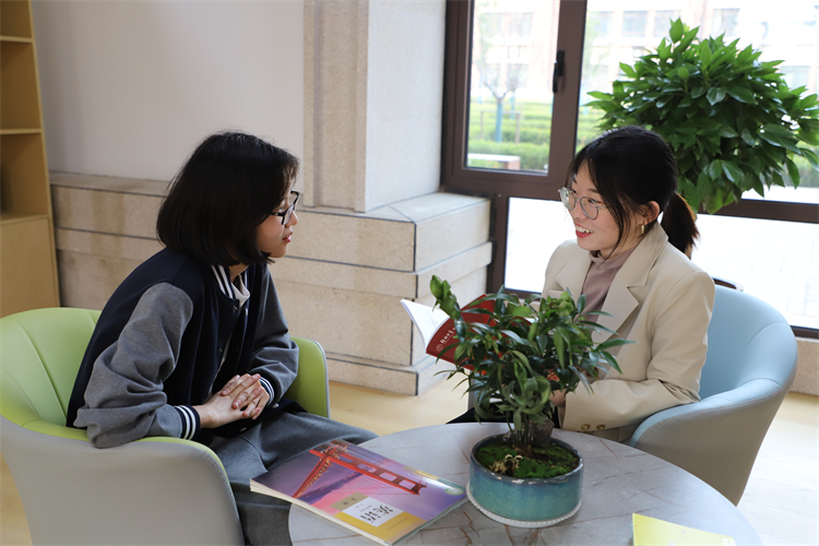 学业导师（化学）与学生亲切交流 .jpg