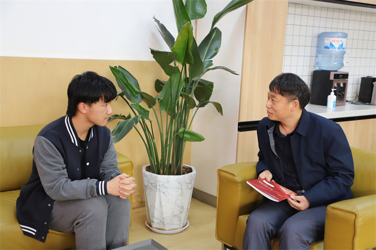 学业导师（数学）与学生亲切交流.jpg