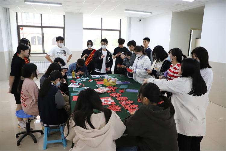 图片10：剪纸创作.JPG