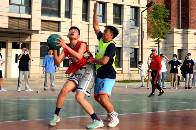 图2篮球赛上队员激烈角逐.jpg