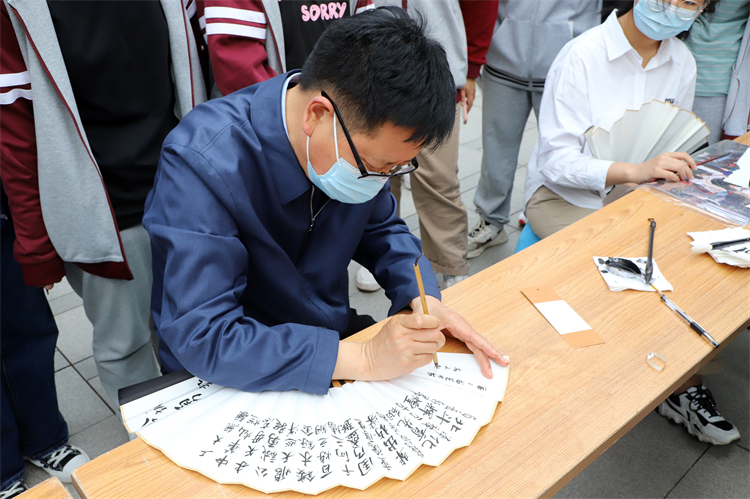 图20高校长为画扇题字.jpg