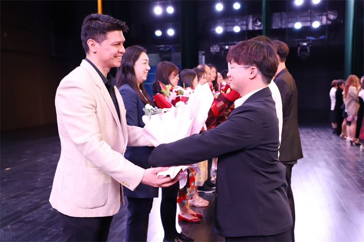 图片12：学生为教师献花.JPG