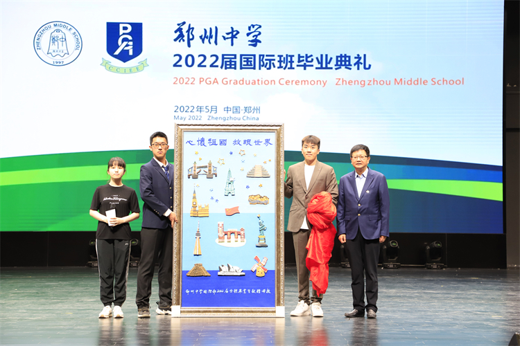 图片13：向母校赠送礼物.JPG