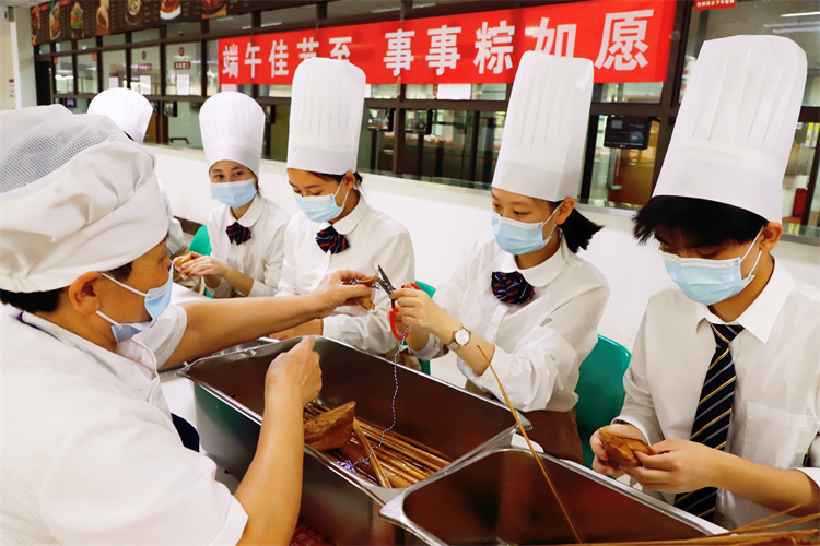 图2同学们体验包粽子2.jpg