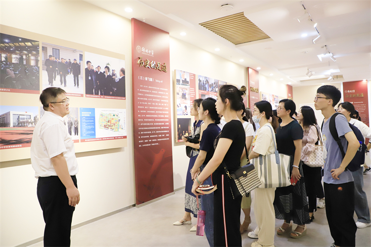 图片1：郑州中学党委委员、校长助理田玉宝带领教师参观校史馆.JPG