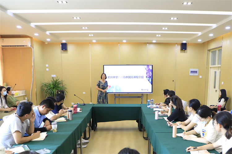 图片2：郑州中学国际部科教室主任刘高利讲解国际部课程体系.JPG