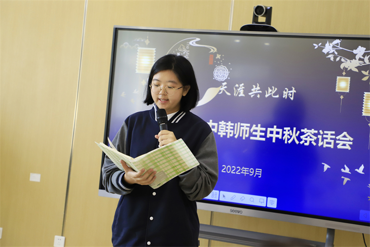 图片6：国际部学生代表发言.JPG