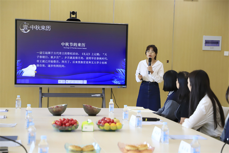 图片8：王宇红老师讲解中秋文化.JPG