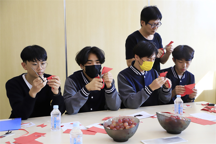 图片10：学生积极参与、动手实践.JPG