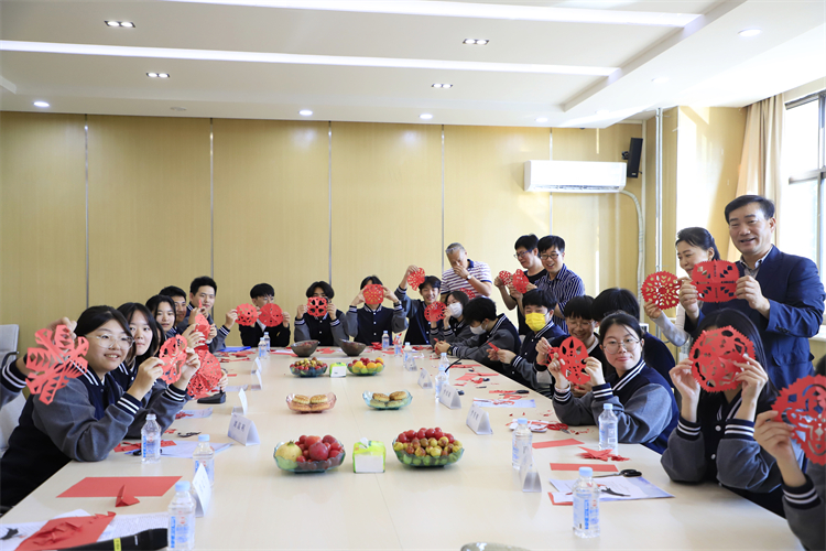图片11：展示剪纸作品.JPG