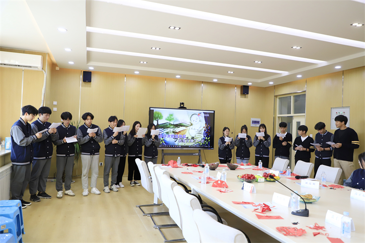 图片12：韩方学生演唱歌曲《万爱千恩》.JPG