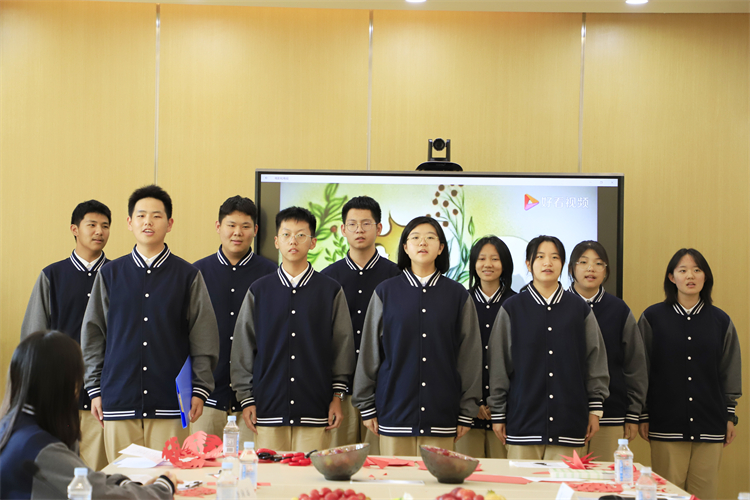 图片13：中方学生表演《水调歌头·明月几时有》.JPG