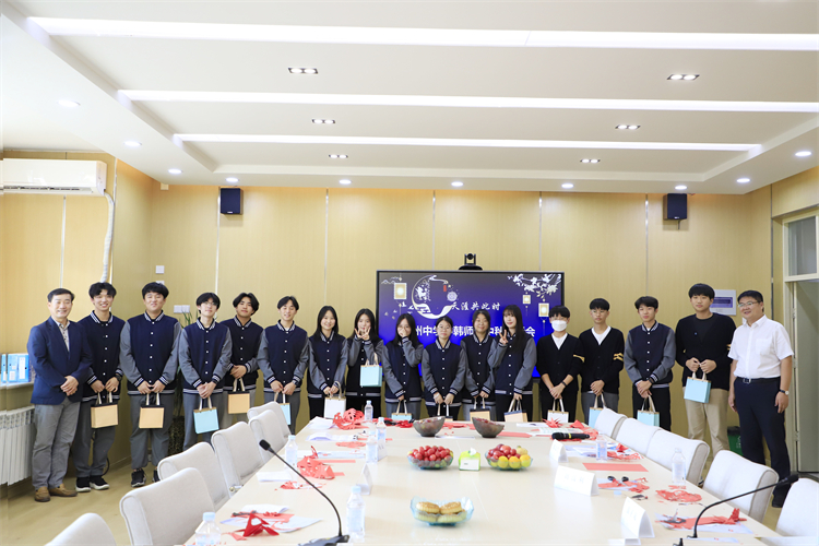 图片14：校方向韩国学生赠送中秋礼物.JPG