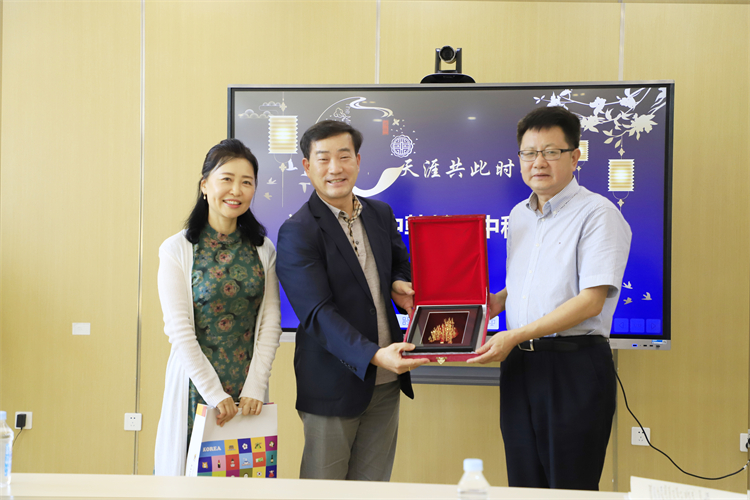 图片15：韩方向我校赠送礼物.JPG