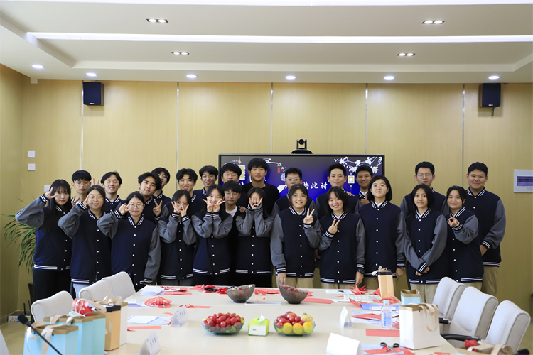 图片17：学生合影留念.JPG