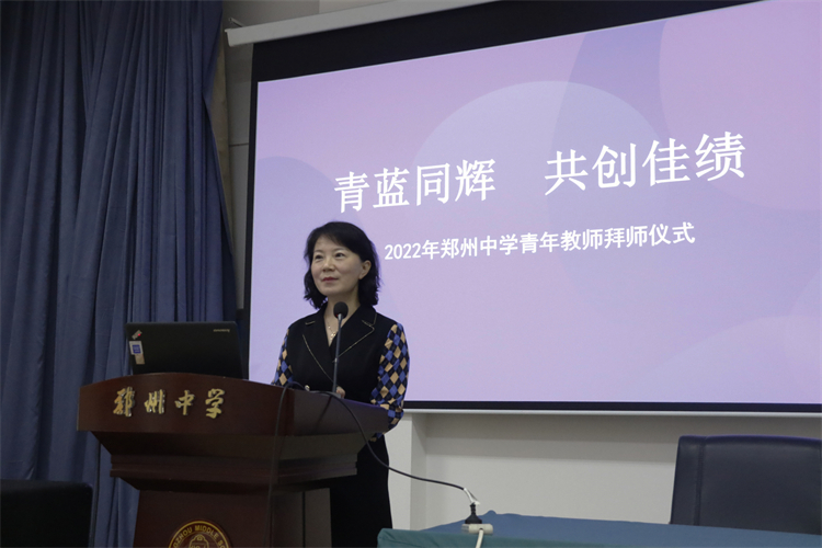 照片1-初中部教务处主任水宏伟主持青年教师拜师仪式.jpg