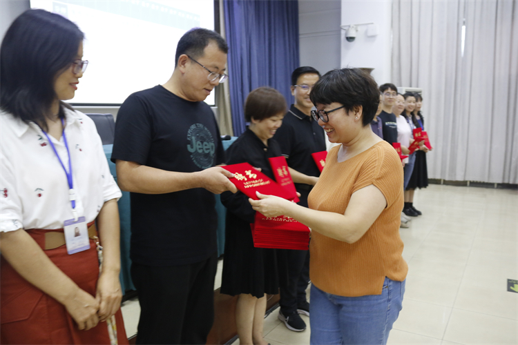 照片6-为导师们颁发聘书.JPG