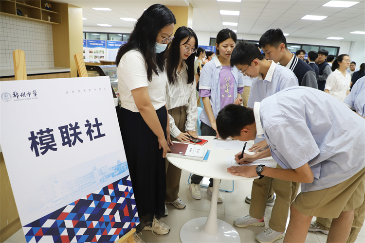 图片3：模联社报名依旧最火爆.JPG