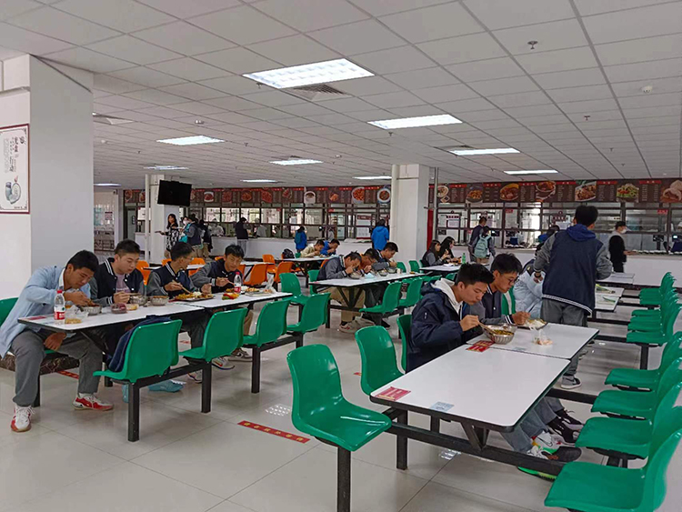 图片1：学生餐厅有序就餐的背后是后勤人的默默付出.jpg
