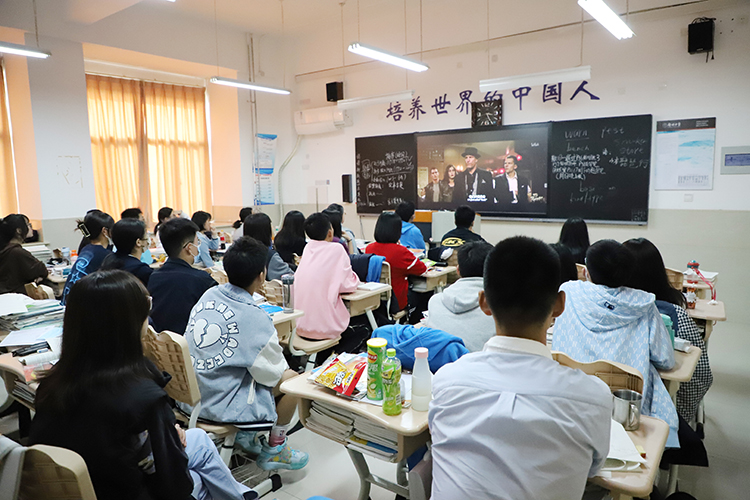 图片5：集体观看经典电影.JPG