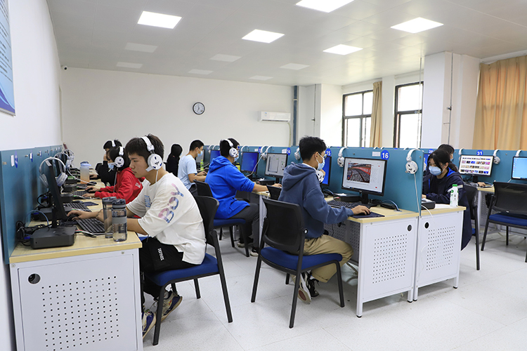 图片9：机房与家长朋友交流谈心.JPG